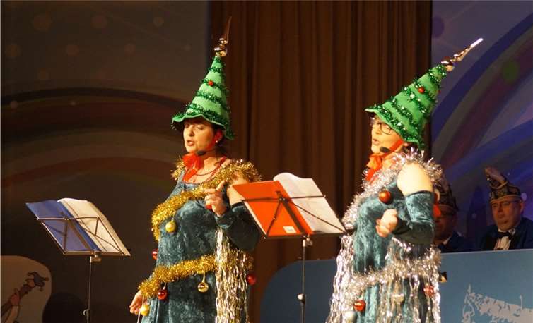 Susanne Treins und Sarah Klemens harmonierten als Weihnachtsbäume. privat