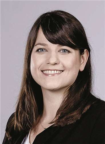 Susanne Wingertszahn (DGB Rheinland-Pfalz) kommt zur Maikundgebung. privat