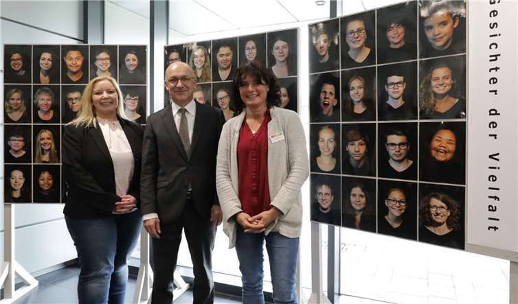 Susanne Zwicker, Bürgermeister Bert Spilles undElke Steckenstein eröffnete die Fotoausstellung im Foyer des Rathauses.