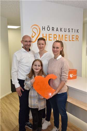 Susanne und Volker Hermeler freuen, sich den Verein „Kinderherzen“ mit einer Spende unterstützen zu können (v.l.): Volker und Susanne Hermeler, Cornelia Schimmel und Zoe Cauers. Foto: EICH