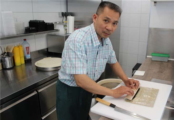 Sushi-Meister Howard Nguyen bereitet das Sushi stets frisch und auf Wunsch der Kunden zu. DU