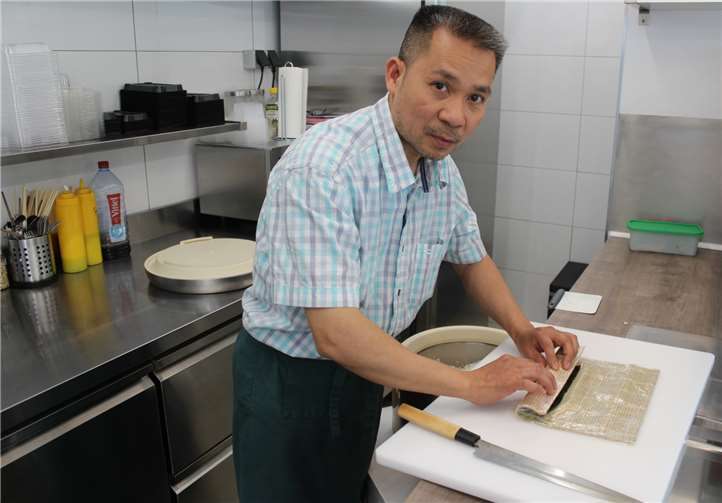 Sushi-Meister Howard Nguyen bereitet das Sushi stets frisch und auf Wunsch der Kunden zu.