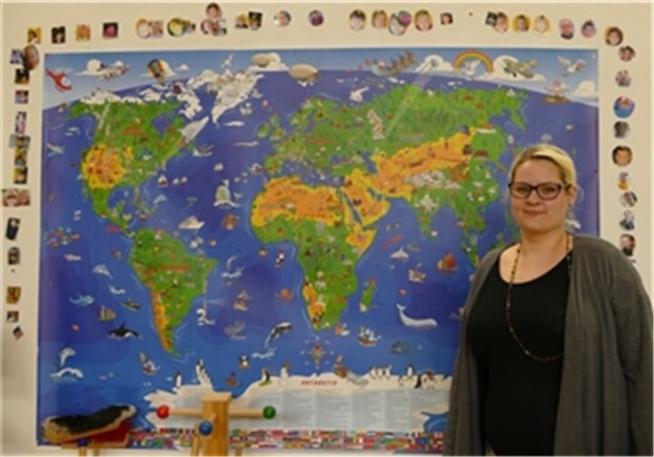 Svea Bögelmann, Leiterin der Kita Johannesnest, und die Karte mit allen Herkunftsländern.Petra Lenthe