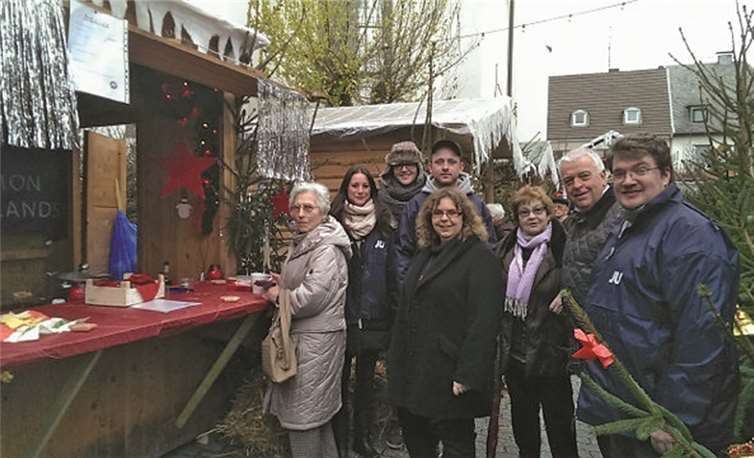 Svea Mühl (Beisitzerin im Vorstand der JU Rheinschiene), Andreas Prophet (mit Mütze, Beisitzer im Vorstand), Florian Ritterath (Vorsitzender), und (re.) Guido Ernst MdL und Dirk Winkelmann (Geschäftsführer). privat