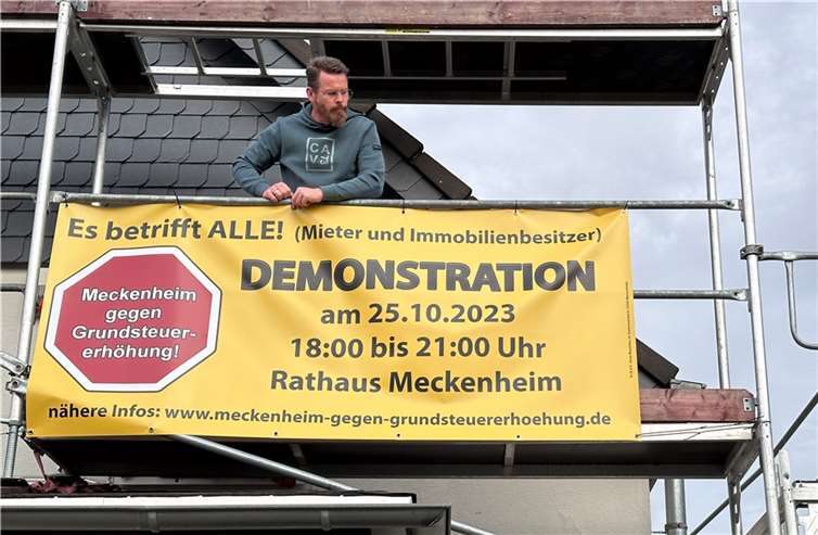 Protestkundgebung gegen Steuererhöhung  Sven Blaschke, der Initiator der Demonstration „Meckenheim gegen Grundsteuererhöhung“ beim Anbringen eines von vielen Bannern in Meckenheim. Quelle: Meckenheim gegen Grundsteuererhöhung