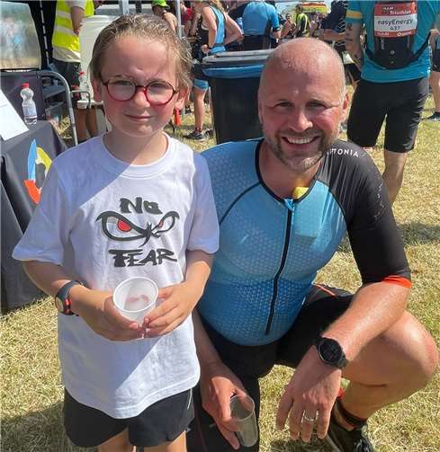 Sven Dau (LT Puderbach) mit „Edelfan“ Oskar Dau nach dem Triathlon-Sprit Finish. Quelle: LT Puderbach