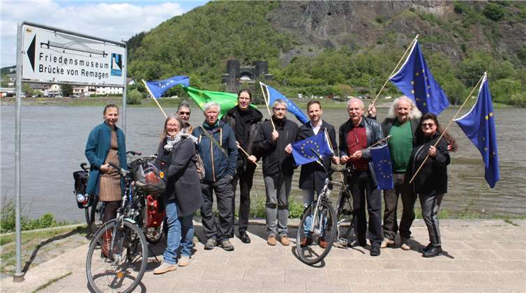 Sven Giegold und Björn Ingendahl mit den Remagener Grünen und Wolfgang Schlagwein am Rhein beim Friedensmuseum.Foto: Volker Thehos