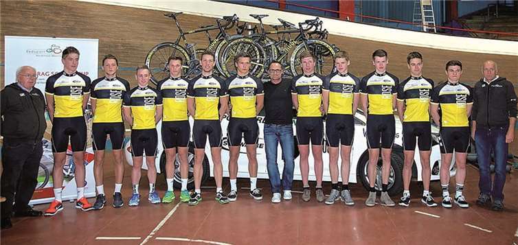 Sven Göttlicher (4.v.l.) ist mit dabei im NRW-Team der Saison 2014.privat