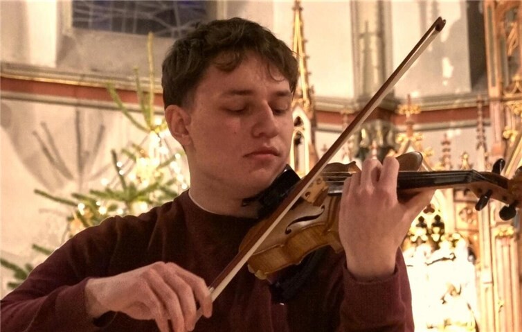 Sven Hagen zog das Publikum mit virtuos vorgetragenen Violinstücken in seinen Bann.