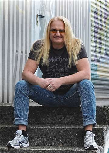 Sven Hieronymus, der „Rocker vom Hocker“, präsentiert am 18. Mai sein neues Programm.privat