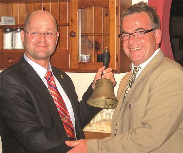 Sven Holzmann übergibt die Glocke an Markus Schendera.privat