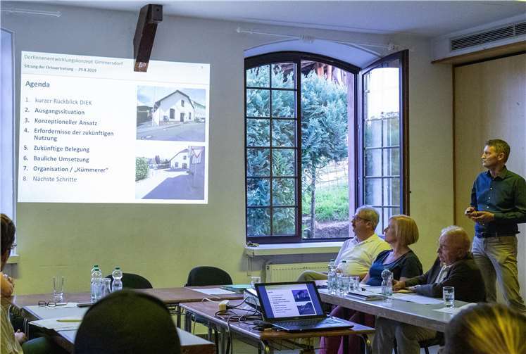 Sven Lachmann (r.) stellt in der Ortsvertretung die Fördergrundlagen und Möglichkeiten zur Dorfsaalsanierung vor.