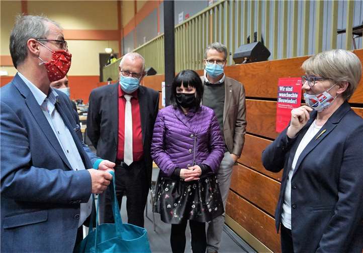 Sven Lefkowitz (SPD) bedankt sich bei Dr. Edith Ulferts für die Bewerbung und Vorstellung zur Bürgermeisterin.