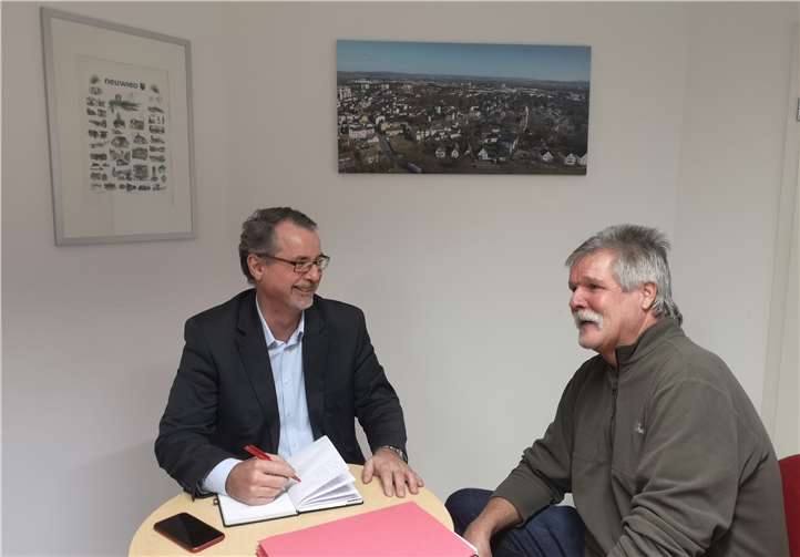 Sven Lefkowitz (l.) informiert sich bei Ortsvorsteher Karl-Heinz Troß über die aktuellen Probleme in Niederbieber.Foto: privat