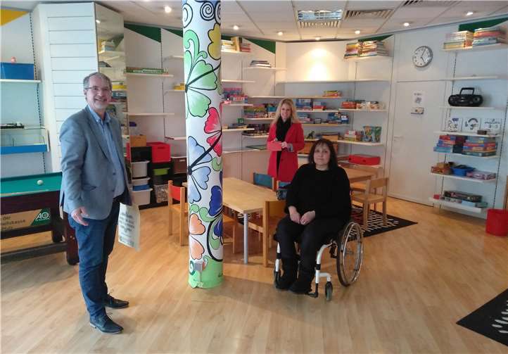 Sven Lefkowitz und Lara Horstmann übergaben die Spende der Stadtratsfraktion. Foto: SPD Neuwied