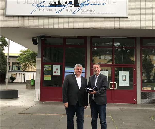 Sven Lefkowitz und Michael Mahlert beim Ortstermin an der Heinrich-Heine-Realschule Plus Neuwied.Foto: privat