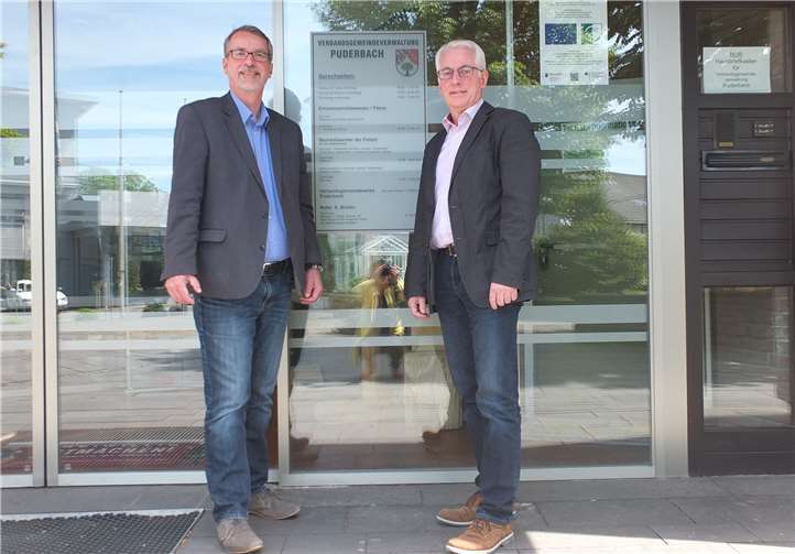 Sven Lefkowitz (v.li.) und Volker Mendel vor der Verbandsgemeindeverwaltung Puderbach. Foto: privat
