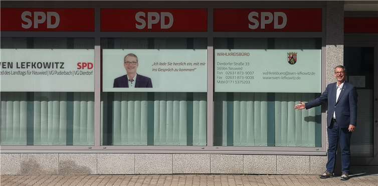 Sven Lefkowitz vor seinem neugestalteten Wahlkreisbüro in der Dierdorfer Straße 33 in Neuwied..Foto: privat