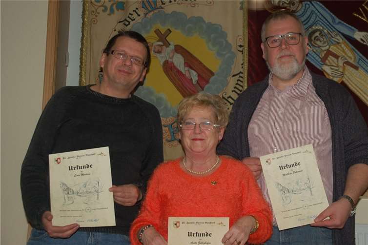 Sven Mertens, Anita Züllighofen und Matthias Bullmann wurden für langjährige Treue zum Verein ausgezeichnet (v. l.). Privat