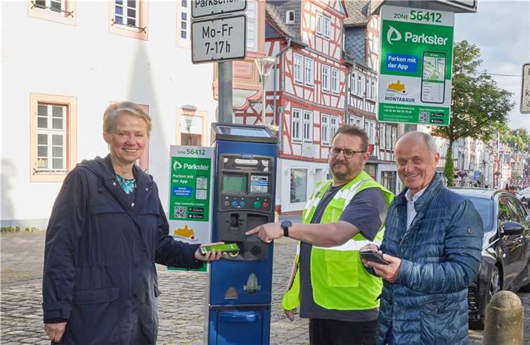 Sven Müller (Mitte) vom städtischen Bauhof betreut das Parkster-System im Stadtgebiet. Bei der Inbetriebnahme zeigte er Stadtbürgermeisterin Gabi Wieland und Citymanager Josef Schüller, wie es funktioniert. (Bild: Stadt Montabaur /Olaf Nitz). Foto: VG Montabaurt