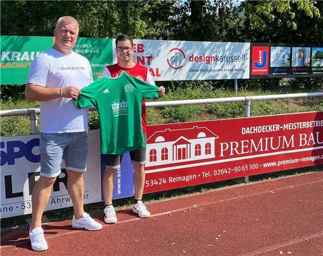 Sven-Olaf Grawe (Premium-Bau GmbH) überreicht die Trikots an Co-Trainer Alex Pax.  Foto: privat