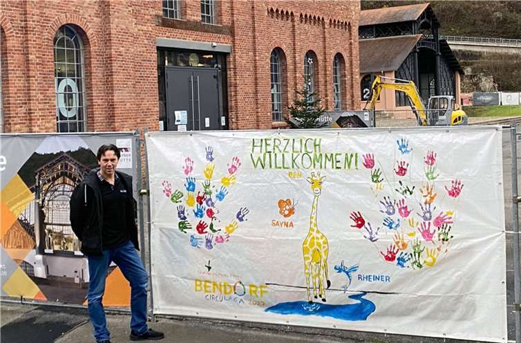 Sven Peters hatte die Idee zu den bemalten Bannern. Fotos: Stadt Bendorf