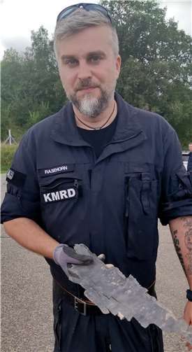 Bei Sprengung gab´s nur einen dumpfen Knall Sven Rasehorn zeigt ein scharfkantiges Trümmerteil der gesprengten Bombe. Foto: HEP