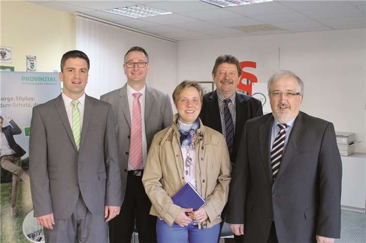 Sven Rohde - Kundenberater, Oliver Klein - Vertriebsleiter Firmengeschäft, Tanja Driller - Vertriebsassistentin, Heinz Pelzer - Vertriebsleiter Altersvorsorge, Wolfgang Cremer - Geschäftsstellenleiter Heimerzheim freuen sich über das Jubiläum. privat
