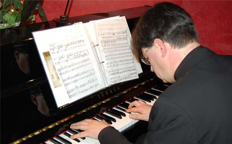 Sven Scheueren verzauberte die Zuhörer mit seinen Darbietungen am Klavier. -FA-