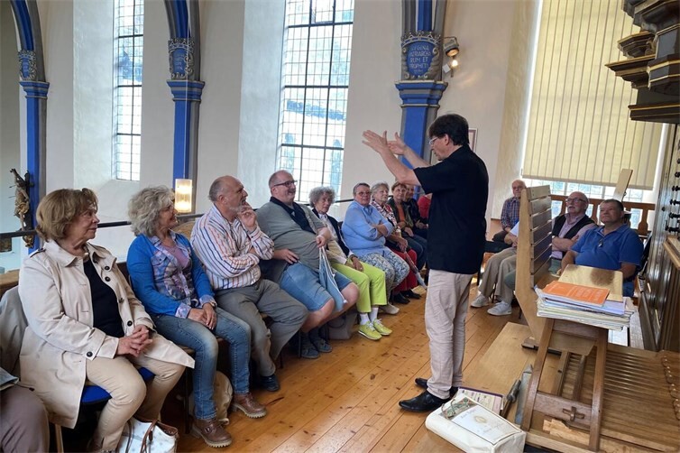Sven Scheuren begeistert alle mit seinen Erzählungen über die Orgel.