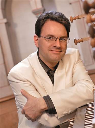 Sven Scheuren spielt auf der Stumm-Orgel.privat