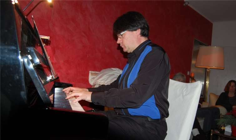 Sven Scheuren spielte erst in der Marienkirche, dann im hotel „Zur Mühle“. Beide Konzerte begeisterten die Zuschauer restlos.FA