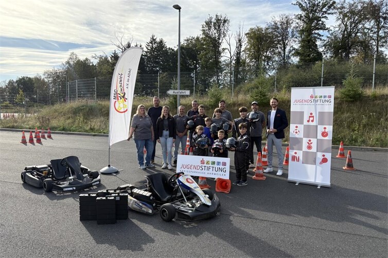 Sven Schmitz, Vorstand der Jugendstiftung der Kreissparkasse Ahrweiler, sorgt für strahlende Gesichter: Die Spende der Jugendstiftung ermöglicht dank zusätzlicher Akkus mehr Trainingsmöglichkeiten - und jede Menge Begeisterung bei den Kindern und Jugendlichen