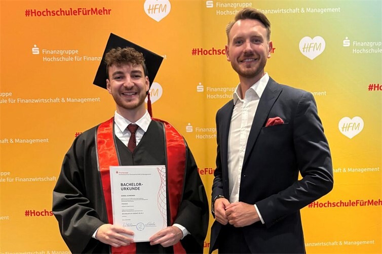 Sven Schmitz (re) gratulierte Daniel Schreiner (li) zum erfolgreich abgeschlossenen Master-Studiengang
