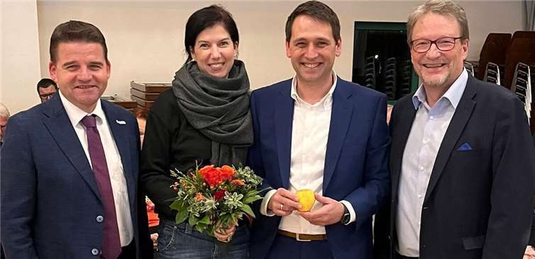 Sven Schnieber (zweiter von rechts) mit seiner Frau Sabrina, Bürgermeister Holger Jung (links) und dem CDU-Vorsitzenden Rainer Friedrich.Foto: privat