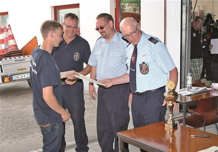 Sven Simons von der gastgebenden Feuerwehr Kaisersesch (l.) sicherte sich den Sieg in der Fahrerwertung Kategorie „A“.