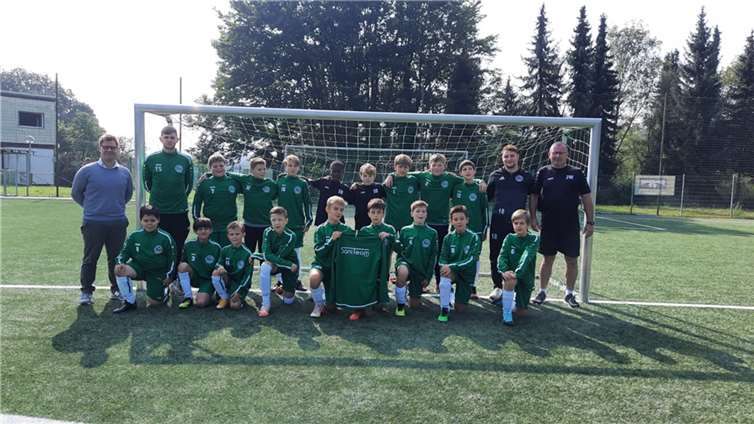 Sven Thelen übergab die neuen Jacken an Teammanager Jens Winking im Beisein der gesamten Mannschaft. Foto: privat