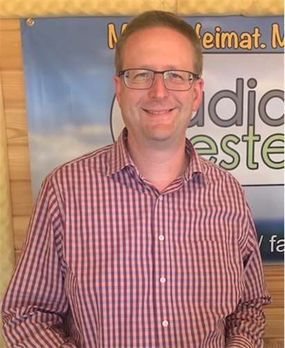 Sven Wollf, Stabsstelle Vereine, Ehrenamt und Touristik bei der VG Kirchen, steht Sven Hillesheim Rede und Antwort. Foto: privat