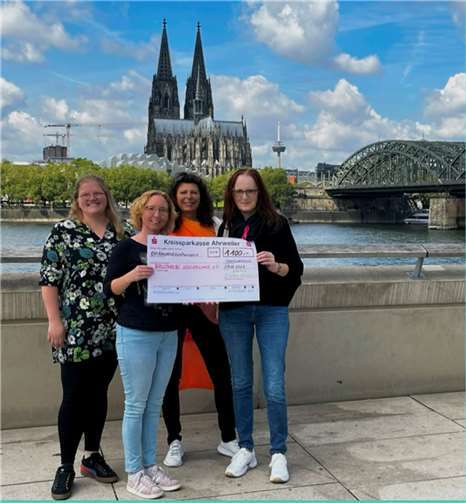 Svenja Hoss, Judith Müller und Nicole Pütz bei der Übergabe an Inge Günnink, Regionalvertretung Nordrhein-Westfalen, Brustkrebs Deutschland e.V.  Foto: privat
