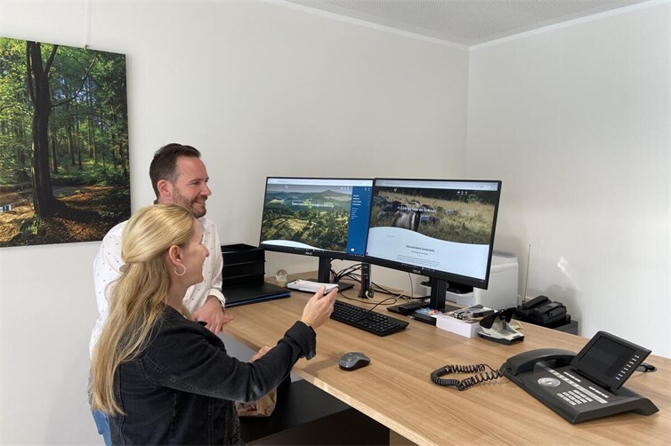 Svenja Schulze-Entrup vom Touristik-Büro Vordereifel zeigt Bürgermeister Timo Kanzinger die neue touristische Internetseite.