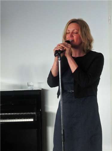 Svenja Stock-Stümper hatte optisch und von der Stimme her einige Ähnlichkeit mit der Sängerin und Schauspielerin Anna Loos.