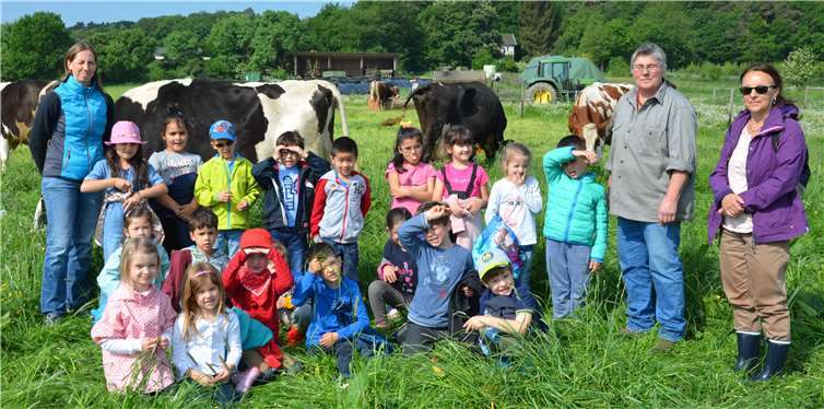 Swantje Adams (Erzieherin), Sabine Nußbaum (Landwirtin), und Monika Hauch (Erzieherin) (v.l.) mit den Vorschulkindern des Blandine-Merten-Hauses. Privat