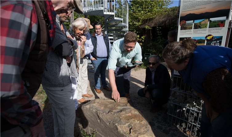 Swen Christian erklärt die Ablagerungen aus den Zeiten der Schelfmeeres. Fotos: CEW