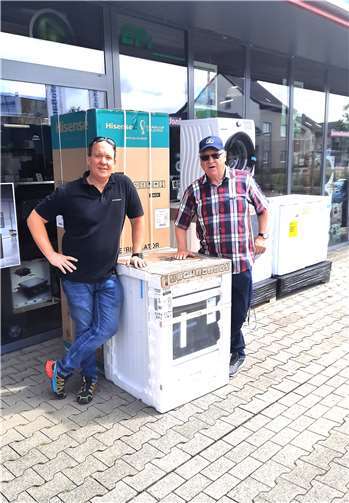 Swen Nelles (l.) übergab an den Koordinator der Flüchtlingshilfe, Alfred Eich, die gespendeten Küchengeräte. Foto: privat