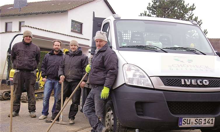 Swen Schöneck mit einem Teil seines Teams bei der Arbeit. LÜ