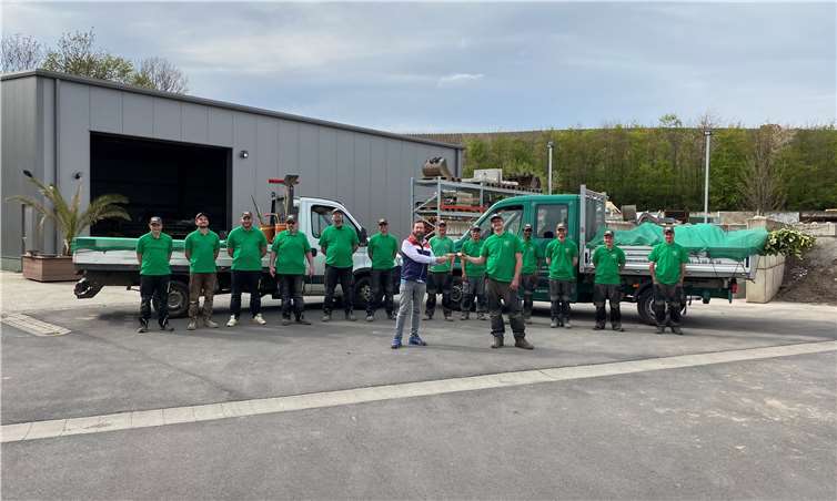 Swen Schöneck (vorne links) und Christoph Quandt (vorne rechts) mit Mitarbeitern beider Firmen bei der offiziellen Schlüsselübergabe.