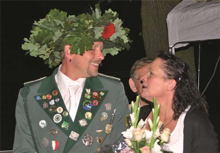 Swisttal-Heimerzheim. Das neue Königspaar, Sascha und Christa Dotten, kurz nach dem Königsschuss, nachts um 2 Uhr.privat