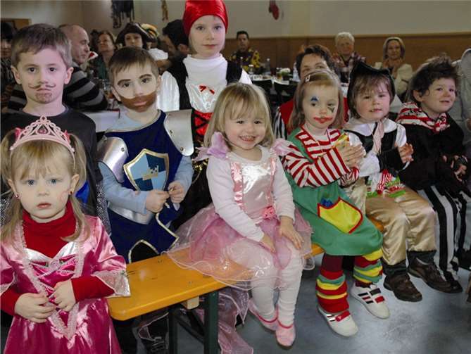 Swisttal-Miel. Punkt 14.11 Uhr startete im Dorfhaus der Kinderkarneval. Das Geschehen auf der Bühne - Einmarsch des Vorstandes der KG und des Damenkomitees, die Begrüßung durch den Präsidenten Hans-Arthur Müller und dem umjubelten Einmarsch des Mieler Prinzenpaares Stefan I. und Brigitte I. sowie die Vorführung des Garde- und Showtanzes der Tanzgruppe Mieler Pänz verfolgten die Jungen und Mädchen mit großen Augen. Zwischendurch sorgten Raphael Büser und Sarah Wolff mit ihrer Büttenrede für beste Unterhaltung und bei lustigen Spielen verflog die Zeit im Nu. Aus Ollheim kamen das Kinderprinzenpaar Leon I. und Claudia II. samt Gefolge und zwei Tanzgarden, so dass dann viel zu schnell die große Polonaise das Ende des Kinderkarnevals einläutete.Foto: WEIGERT