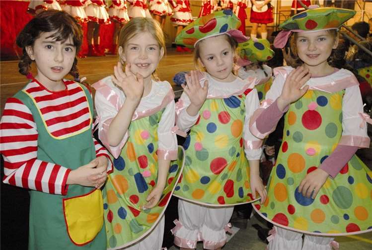 Swisttal-Morenhoven. Nach dem Gardetanz der kleinen Lollipops stand im Morenhovener Kinderkarneval gleich der erste Höhepunkt auf dem Programm. Begeistert empfing Groß und Klein das eigene Dreigestirn Prinzessin Jacqueline I, Jungfrau Chiara I. und Bäuerin Tamara I.. Weiter ging es mit dem Gardetanz des Dreamteams und dem Besuch der Dünstekovener Tanzgarden. Aber auch einige Spiele waren angesagt, begeistert machten die Kinder mit beim Spiel Limbo, dem Zeitungsspiel, dem Mumieneinrollen oder beim Mohrenkopfessen.Ein weiterer Höhepunkt war der Auftritt des Zauberers. Gebannt verfolgten die Kinder die Kunststücke. Zum Abschluss regnete es Luftballons. WEIGERT