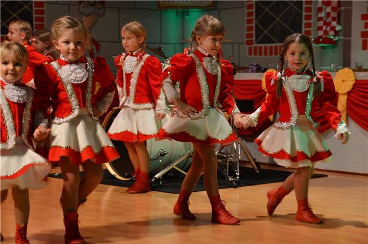 Swisttal-Ollheim: Die Minis bzw. die kleine Tanzgruppe eröffneten die Kindersitzung. WEIGERT